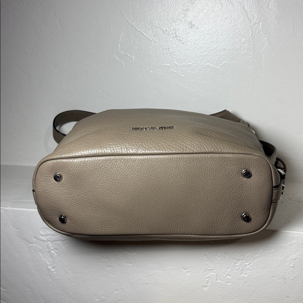 Michael Kors Bedford large belted taupe leather shoulder bag - Picture 6 of 14